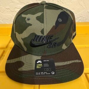 NWT Nike SB Camo Snapback